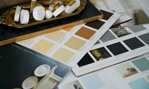 - Sélection de palettes de couleurs et de matériaux utilisées pour la définition d’une identité visuelle cohérente.