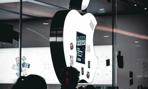 - Illustration de la puissance d’une identité de marque iconique avec le logo Apple en vitrine de boutique.