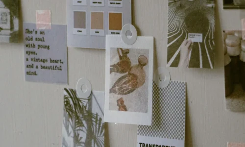 - Moodboard regroupant des références visuelles, des couleurs et des typographies pour la conception d’une charte graphique de marque.